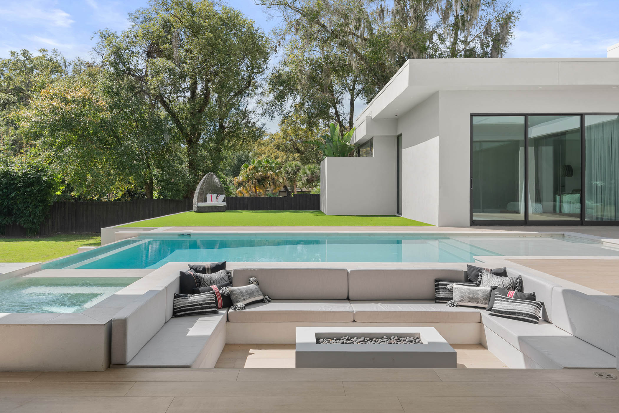 AMK Pools — Luxury Aquatic Design